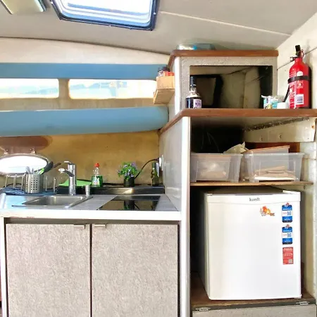 Bateau-hôtel Zeus *